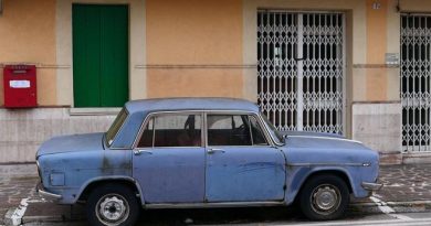 En Italia retiran un automóvil Lancia que llevaba casi 50 años estacionado en el mismo lugar y que ya era un símbolo local