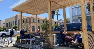 Un parklet dispuesto sobre la avenida