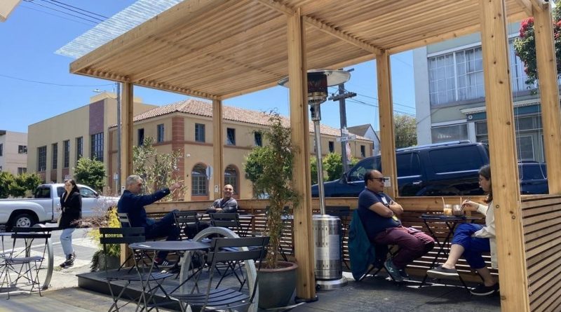 Un parklet dispuesto sobre la avenida